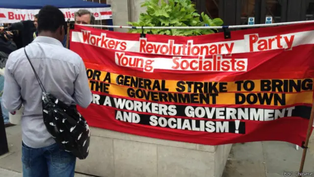 左派的英国《卫报》报道称，此次罢工是“三年来最大的一次。”该报说，此次罢工人数最高可达到100万。