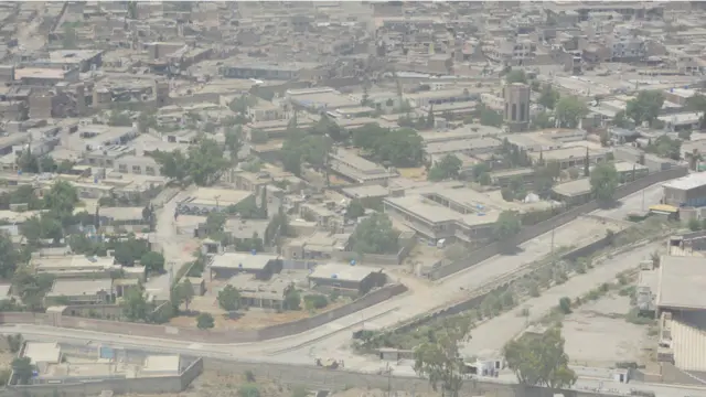 شمالی وزیرستان کے صدر مقام میران شاہ کا ایک فضائی منظر۔ شہر کی گلیاں اور سڑکیں سنسان دیکھی جا سکتی ہیں۔