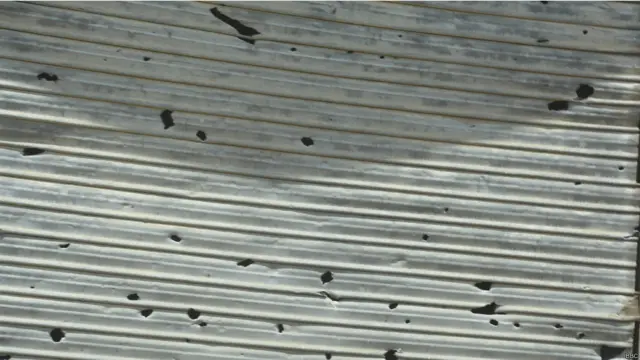 میران شاہ بازار میں ایک دکان کا شٹر، جس پر گولیوں کے نشانات یہاں ہونے والی لڑائی کی شدت کا پتہ دیتے ہیں۔