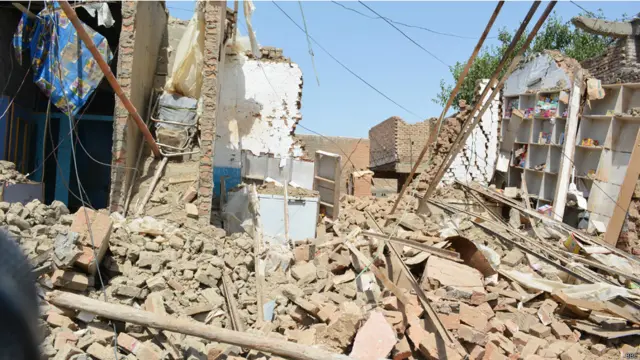 تباہ شدہ دکان جہاں شیلفوں میں بسکٹ اور ملبے تلے دھنسے ڈیپ فریزر اسی حالت میں پڑے ہیں۔