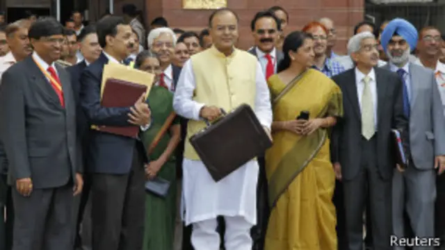 အိန္ဒိယ ဘဏ္ဍာရေး ဝန်ကြီးသစ် (လယ်)