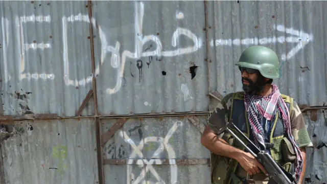 دھماکہ خیز مواد کی ایک مارکیٹ جہاں فوج کے مطابق یہ سامان تمام ملک میں برائے فروخت دستیاب تھا۔ 