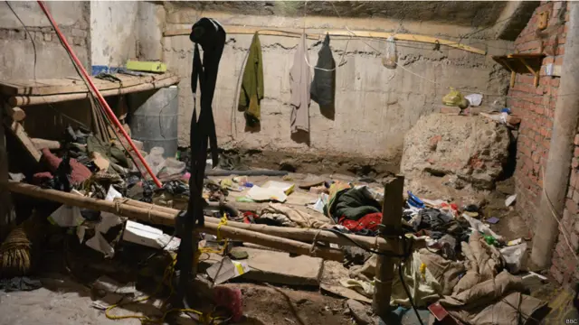 ایک مسجد کے تہہ خانے میں شدت پسندوں کا رہائشی کمرہ جہاں کپڑے لٹکے کے لٹکے رہ گئے۔