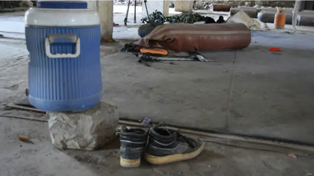 شدت پسندوں کا پسندیدہ جوتا جوگر جو شاید انھیں اپنے ساتھ لے جانے کا موقع نہیں ملا۔ پیچھے باکسنگ بیگ بھی دیکھا جا سکتا ہے۔