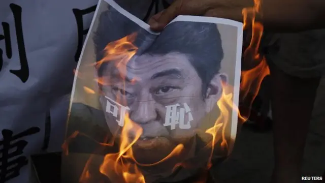 گروهی چینی عکس شینزو آبه، نخست وزیر ژاپن را آتش زدند