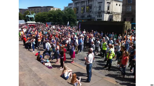 在利物浦，人们有着同样的诉求：改变教育政策，停止紧缩等