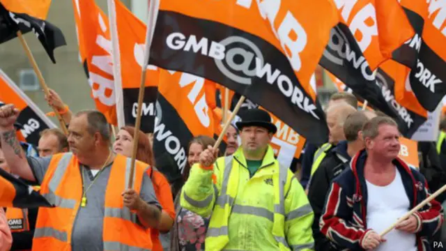 كان المعلمون ورجال الإطفاء والعاملون بالمجلس (المحلي) من بين الذين شاركوا في الإضراب