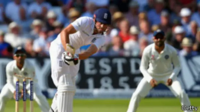 انگلینڈ کا آغاز اچھا نہ تھا اور صرف نو رنز کے مجوعی سکور پر ایلسٹر کک پانچ رنز بنا کر آؤٹ ہو گئے