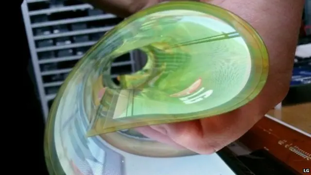 ایل جی نے کہا کہ اس ٹی وی پینل میں لچک اس لیے ممکن ہو سکی کہ اس میں پلاسٹک نہیں پولیمائیڈ فلم استعمال کی گئی ہے