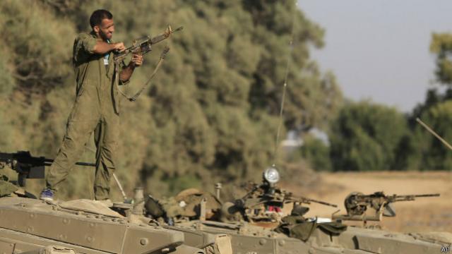 Soldado israelense chega sua arma proximo a faixa de Gaza. Ataques começaram na terça-feira