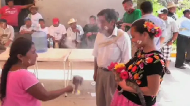 Prefeito mexicano "se casa" com crocodilo em ritual tradicional (BBC)