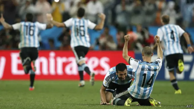 Jogadores da Argentina comemoram vitória na semi-final (AFP)