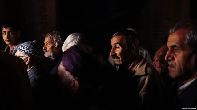 سنندج ایران کے صوبے کردستان کا دارالحکومت ہے جہاں ایڈم نے مسجدِ دارالاحسان میں یہ تصویر نمازِ فجر کے موقع پر کھینچی۔ اس نماز کی امامت 92 سالہ امام نے کی اور نماز کے بعد نمازی ایڈم سے ملے اور انھیں اپنے شہر میں خوش آمدید کہا۔