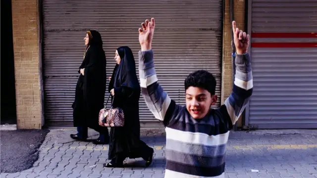 تہران کی ایک گلی میں فٹبال میچ کے دوران گول کرنے پر خوشی کا اظہار کرتا بچہ بھی ایڈم کے کیمرے میں قید ہوگیا۔