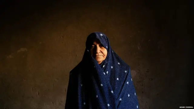 ایڈم نے جب اس بزرگ ایرانی خاتون سے اس کی تصویر لینے کی اجازت چاہی تو انھوں نے فوراً اپنے گرد چادر لپیٹ لی۔