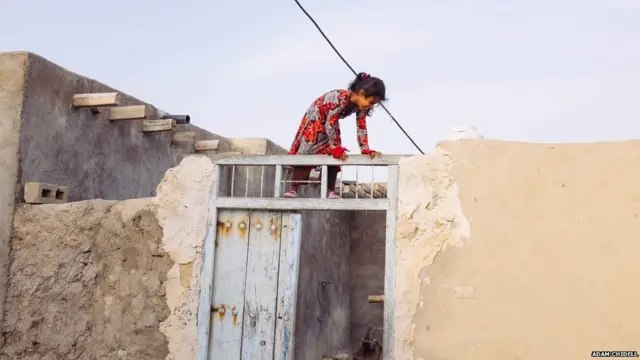 ایرانی جزیرے قشم کے ایک چھوٹے سے گاؤں میں اپنے مکان کی چھت پر کھیلتی لڑکی۔ قشم خلیج فارس کا سب سے بڑا جزیرہ ہے اور دبئی سے صرف 100 میل دور ہے لیکن ان دونوں دنیاؤں میں زمین آسمان کا فرق ہے۔