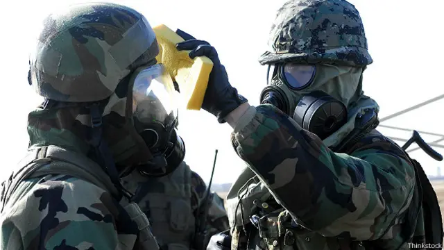 Военные обеззараживают друг друга