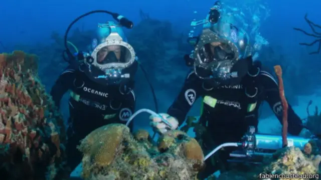Fabien Cousteu en el fondo del mar