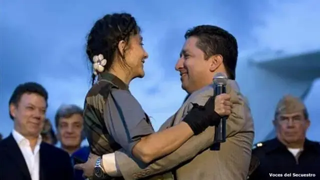 Ingrid Betancourt se saluda con Herbin Hoyos, el directos de La Voces del Secuestro, poco después de su liberación.