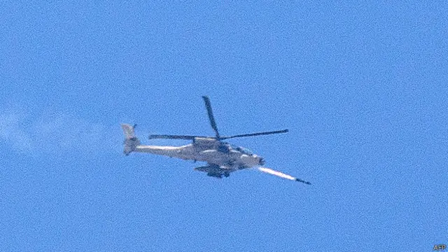 Израильский военный вертолет над сектором Газа