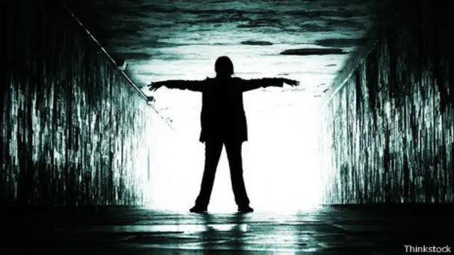 Ver la luz al final del túnel no es necesariamente lo más cerca que uno puede estar de la muerte. 