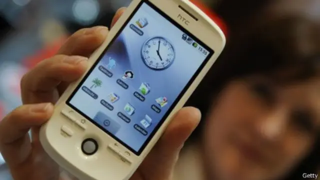 امرأة تمسك هاتف