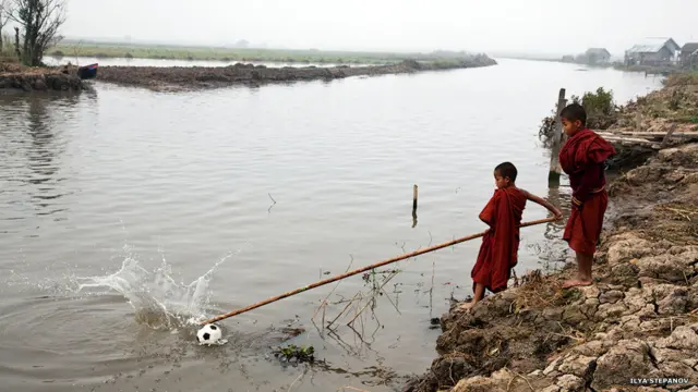 Иногда юным монахам нелегко доставать улетевший мяч.