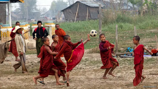Впрочем, в футбол играют и сами юные воспитанники монастыря. На фото - раннее утро в буддиском храмовом комплексе в окрестностях озера Инле.