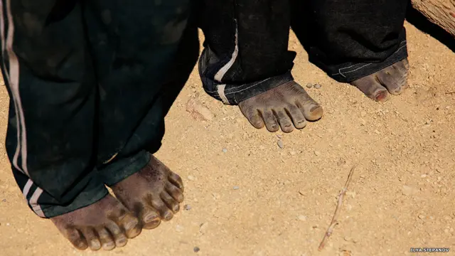 Как и большинству дворовых футболистов мира, египтянским мальчишкам приходится играть в футбол босиком.