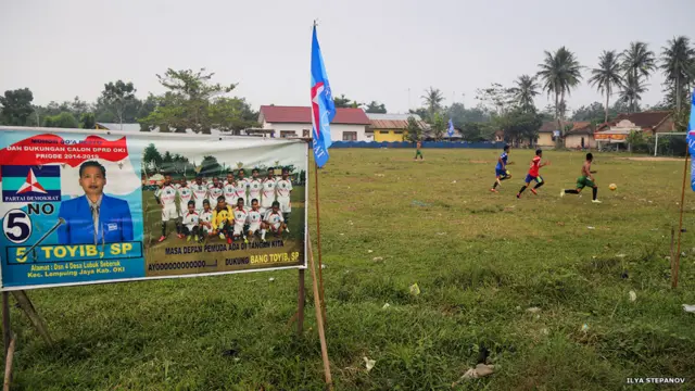 Индонезия, остров Суматра. "Там в то время выборы были, так что футбольная тема тоже эксплуатировалась политиками по полной!" - рассказывает фотограф.