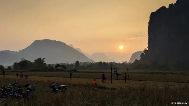 Это фото сделано в Лаосе, в окрестностях Вангвианга. В футбол тут играют на закате - днём стоит невыносимая жара.