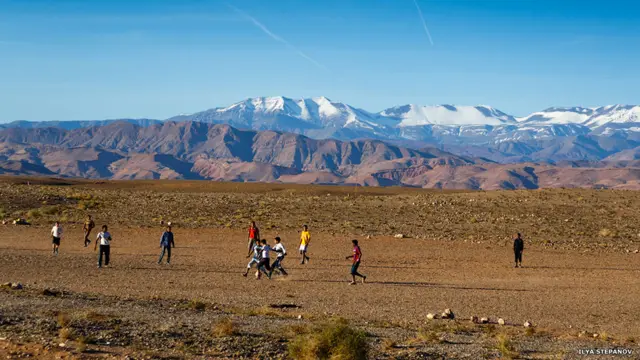 К завершению чемпионата мира в Бразилии участник нашего сообщества в Живом Журнале Live_Report Илья Степанов сделал подборку своих фотографий детей, играющих в футбол, из разных стран мира. На этом фото - Марокко.