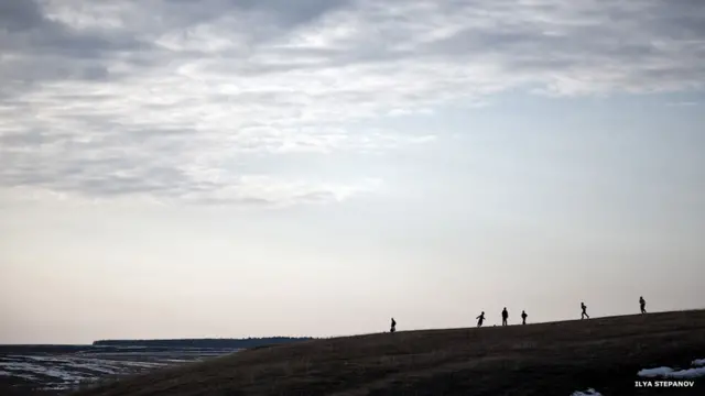 На последнем фото - юные футболисты из российской провинции, деревни в Чувашии. Илья признается, что сам он не то чтобы большой футбольный фанат, но, наблюдая за дворовыми играми, не поддаться азарту просто невозможно.