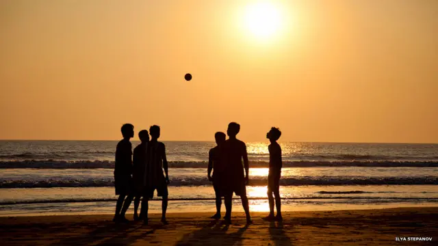 Здесь эту игру называют "сепак такро", но перевод тот же, что и у футбола - "ногомяч". "В странах Индокитая это, пожалуй, самая популярная игра!" - утверждает фотограф.