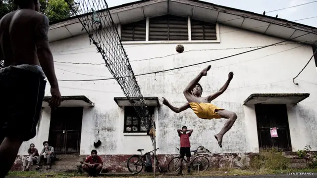 "Такому мастерству и Месси бы позавидовал! А ведь это просто дворовая игра в Янгоне, столице Бирмы", - пишет Илья. И обращает внимание: игра идёт на асфальте!