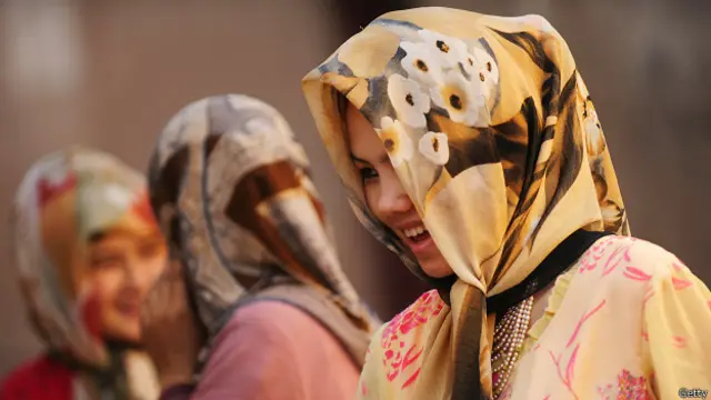 صوبے سنکیاناگ میں اقلیتی برادری یویغر قیام پزیر ہے جس میں اکثریت مسلمانوں کی ہے۔