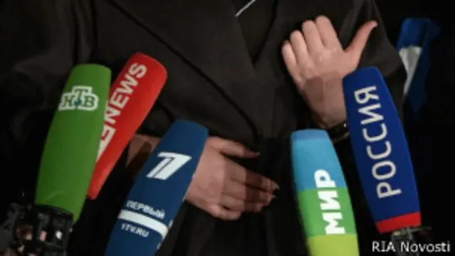 Микрофоны с логотипами ряда российских СМИ