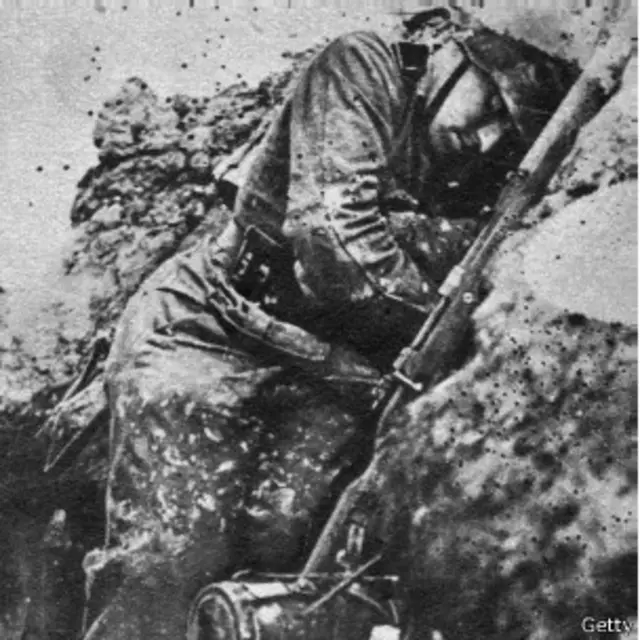 Soldado durmiendo en el barro