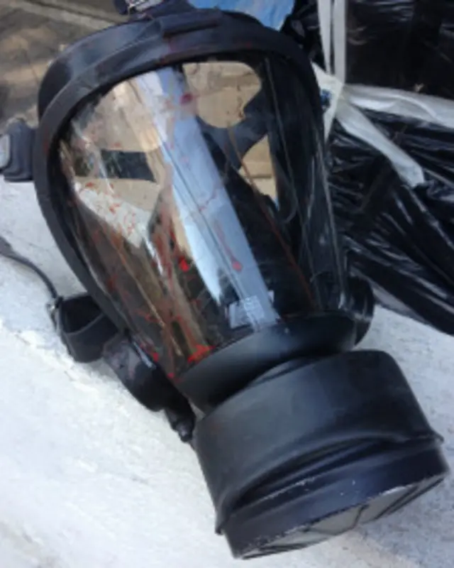 Máscara de gás usada por jornalista ferida (foto: BBC)