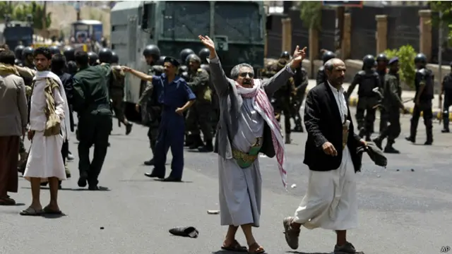 حوثيون في عمران قبل سقوطها