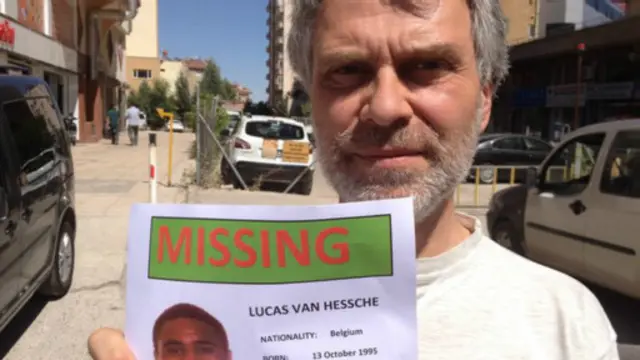 التقى بول فان هيش وجها لوجه مع مسلحي داعش في محاولة لاستعادة ولده من سوريا