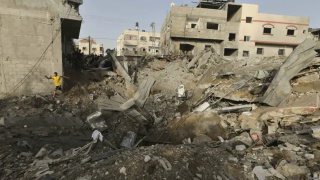 اسرائیل کی جانب سے غزہ میں جاری آپریشن کے پانچویں روز اب تک سینکڑوں میزائل اور راکٹ برسائے جا چکے ہیں۔ 