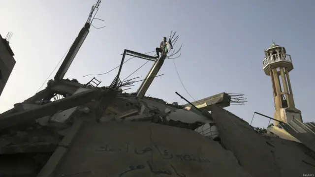 اسرائیل کا کہنا ہے کہ وہ حماس کو اسرائیل پر راکٹ حملے بند کرنے کے لیے طاقت کا استعمال کر رہا ہے۔ 