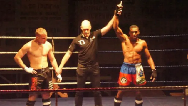 كان لوكاس يلعب الملاكمة قبل سفره إلى سوريا