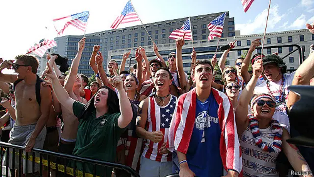 Cổ động viên tuyển Mỹ theo dõi đội nhà trong trận gặp tuyển Bỉ.