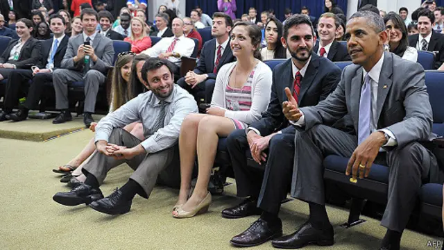 Tổng thống Obama theo dõi một trận đấu của tuyển Mỹ tại World Cup với công chúng.