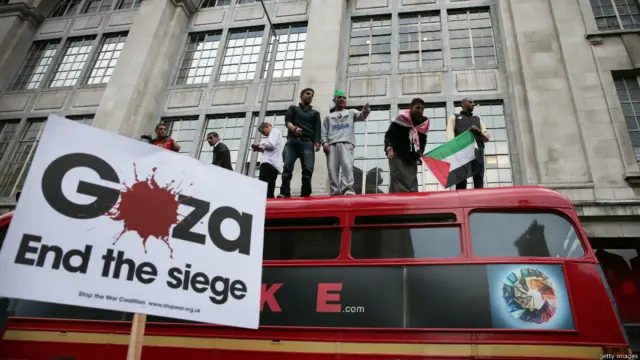 اس مظاہرے میں نوجوان لڑکے اور لڑکیاں بڑی تعداد میں شریک ہوئے اور انھوں نے فلسطین کے حق میں اور اسرائیل کے خلاف نعرے لگائے۔