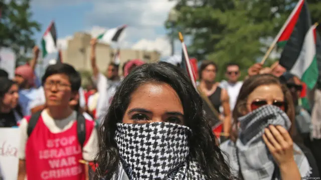 امریکی دارالحکومت واشنگٹن میں بھی فلسطین کے حق میں مظاہرہ کیا گیا۔