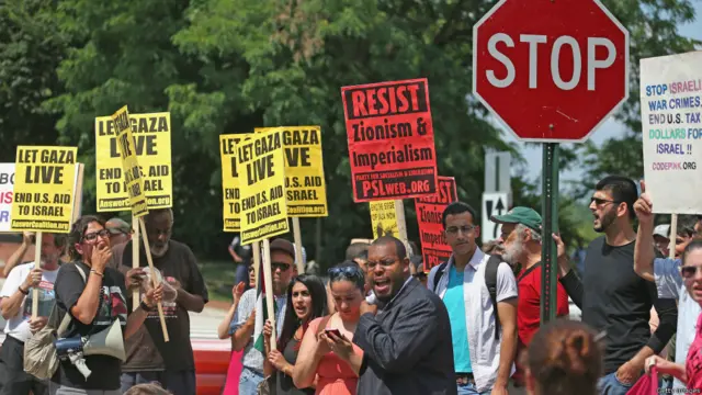 اس مظاہرے میں بھی ہر رنگ نسل اور مذہب سے تعلق رکھنے والے افراد موجود تھے۔
