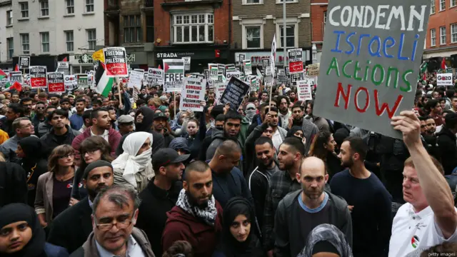 مظاہرین میں مسلمانوں کی اکثریت شامل تھی لیکن ان میں دیگر مذاہب کے لوگوں کو بھی دیکھا جا سکتا تھا۔